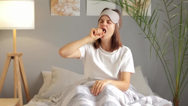 Mooie Uitgeputte Vrouw Wit Shirt Blinddoek Zittend Bed Het Interieur — Stockvideo