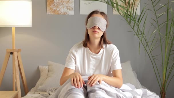 Nieszczęśliwa Śpiąca Kobieta Siedząca Rano Łóżku Cierpiąca Powodu Bólu Brzuchu — Wideo stockowe