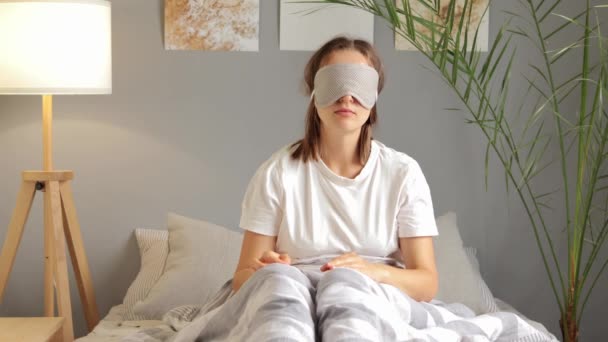 Ospalá Mladá Žena Pocit Bolesti Probuzení Posteli Trpí Nedostatkem Spánku — Stock video