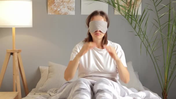 Сумна Сонна Молода Жінка Прокидається Незручному Ліжку Відчуває Біль Шиї — стокове відео