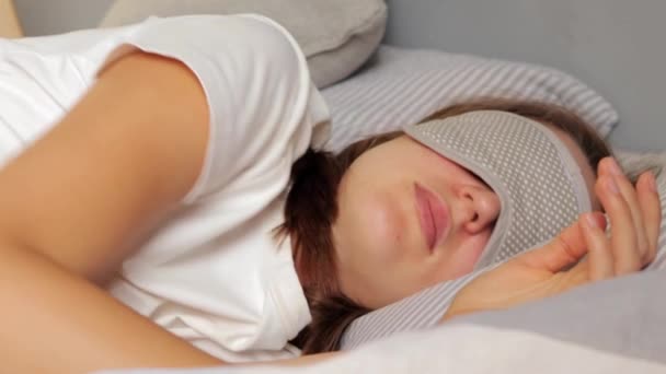 Mujer Caucásica Descansada Que Tiene Tiempo Sueño Miente Ropa Cama — Vídeo de stock