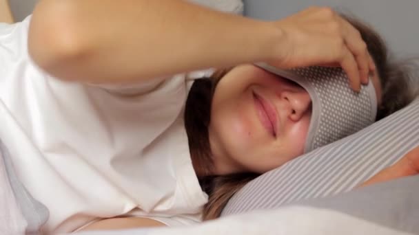 Vrolijke Vrouw Ontwaakt Bed Met Een Glimlach Doet Haar Slaapmasker — Stockvideo