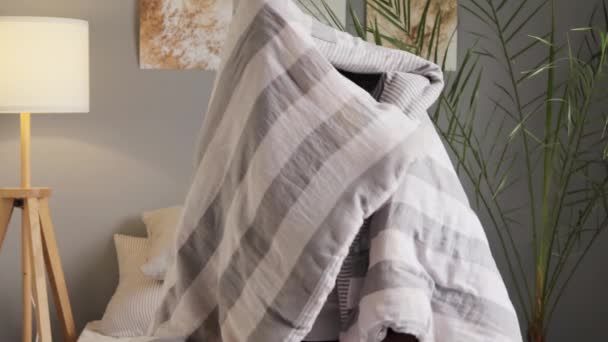 Femeia Supărată Frustrată Înfășurată Pătură Moale Dungi Expresie Sumbră Pat — Videoclip de stoc