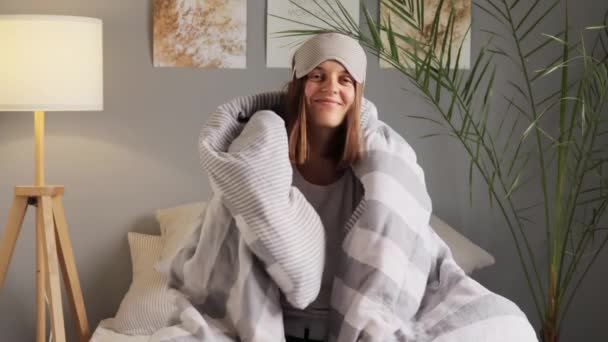 Réveiller Sommeil Repos Heureuse Femme Enveloppée Dans Une Couverture Assise — Video