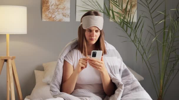 Ongelukkige Vrouw Blinddoek Houden Moderne Smartphone Chatten Online Lezen Slecht — Stockvideo