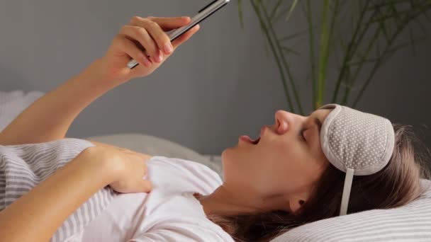 Mujer Cansada Soñolienta Descansando Cama Mira Vídeo Través Aplicación Medios — Vídeos de Stock