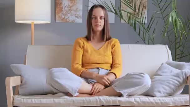 由于食物中毒 腹部主要月经期抽筋或腹泻 女性不健康的不健康感觉导致肚子痛 她们坐在沙发上痛苦不堪 — 图库视频影像