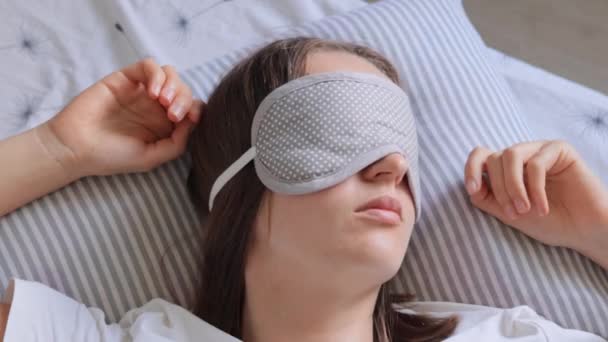 Gadis Berambut Coklat Yang Tenang Tempat Tidur Mengenakan Topeng Tidur — Stok Video