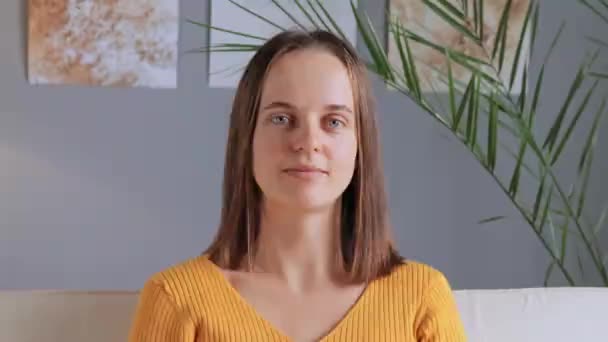 Femme Attrayante Aux Cheveux Bruns Met Des Écouteurs Sur Tête — Video