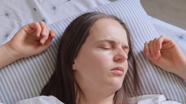 Wanita Kaukasia Tanpa Istirahat Dengan Rambut Coklat Tidur Melihat Mimpi — Stok Video