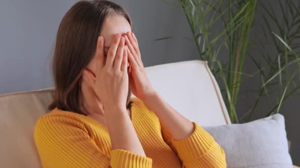 Exausto Frustrado Pânico Mulher Tocando Testa Sentado Sofá Sozinho Sofrendo — Vídeo de Stock