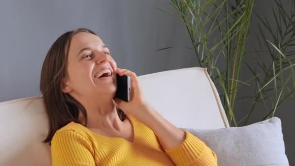 Boldog Gyönyörű Kaukázusi Részt Vesz Kellemes Okostelefon Beszélgetés Barátaival Megvitassák — Stock videók