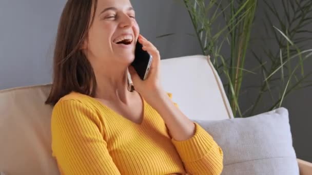 Skrattar Glad Rolig Brun Hår Kvinna Bär Gul Skjorta Sitter — Stockvideo