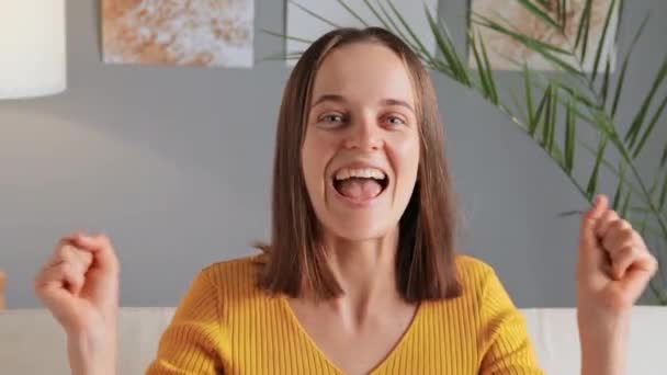 Femeie Fericită Bucurându Succesul Ridicat Mâinile Triumf Țipând Fața Plină — Videoclip de stoc