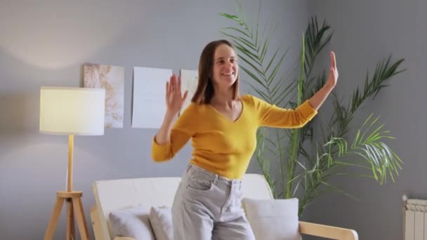 Braunhaarige Mädchen Gelbem Hemd Und Jeans Tanzen Mit Inspiriertem Gesichtsausdruck — Stockvideo