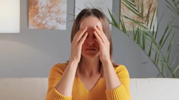 Αγχωμένη Γυναίκα Που Υποφέρει Τρομερό Πονοκέφαλο Μασάζ Επώδυνη Ναούς Της — Αρχείο Βίντεο