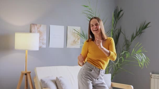 Fröhliche Optimistische Kaukasierin Mit Entzücktem Gesichtsausdruck Lässiger Kleidung Tanzend Ihren — Stockvideo