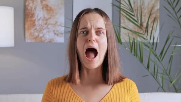 Разочарованная Молодая Кричащая Женщина Закрывающая Уши Подушкой Паникует Страдая Громкого — стоковое видео