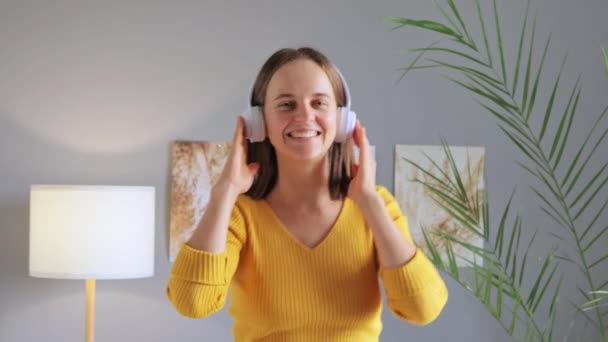 Verheugd Aantrekkelijke Vrouw Koptelefoon Glimlachend Dansend Muziek Genieten Van Prachtige — Stockvideo