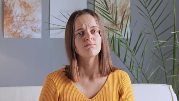 Triste Malheureux Inquiet Ennuyé Femme Assise Maison Seule Embrassant Oreiller — Video