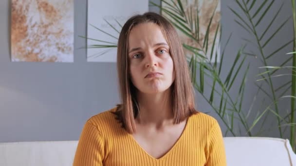 Mulher Muito Deprimida Com Cabelos Castanhos Sentindo Deprimir Tristeza Sendo — Vídeo de Stock