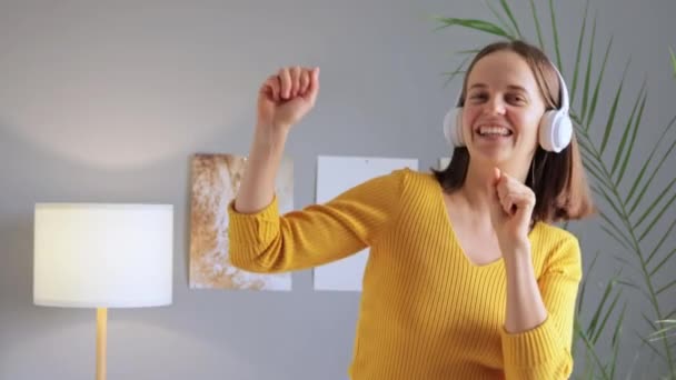 Femme Extrêmement Heureuse Amuser Maison Dansant Écoutant Musique Dans Les — Video