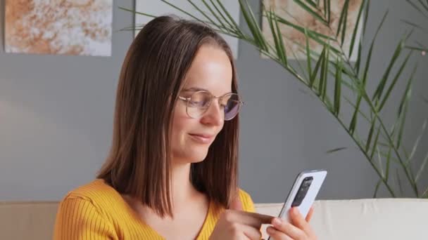 Hezká Žena Brýlemi Odpočívající Doma Užívající Online Komunikaci Mobilním Telefonu — Stock video