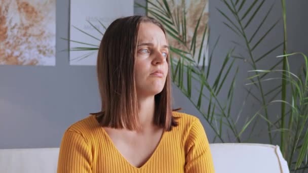 Profondément Anxieux Bouleversé Jeune Femme Assise Sur Canapé Maison Sentant — Video