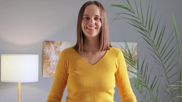Аплодирующие Женщины Жёлтой Рубашке Танцующие Дома Выражают Положительные Эмоции Находясь — стоковое видео