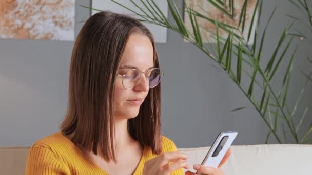 Trött Vacker Kvinna Glasögon När Använder Mobiltelefon Långa Timmar Känner — Stockvideo