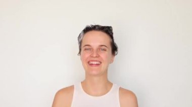 Saç bakımı için şampuan. Hijyen ve sağlık. Duş köpüğü tazeliği. Kadın duşta köpükle oynarken saç ve kafa derisine bakarken beyaz arka planda izole edilmiş merhem kullanıyor..