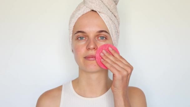 Problemhud Kosmetologi Och Skönhetsbehandling Sensuell Flicka Handduk Rengöring Ansikte Med — Stockvideo