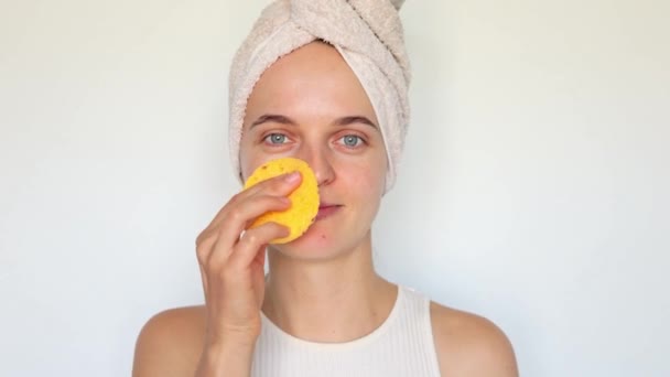 Spa Relaxáció Aranyos Aranyos Vigyáz Bőrre Kozmetikai Szivacs Arcon Eltávolítása — Stock videók