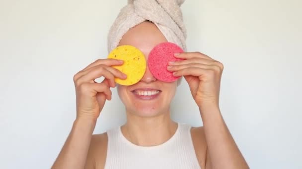 Mulher Positiva Envolta Toalha Banho Segurando Esponja Cosmética Sobre Olhos — Vídeo de Stock
