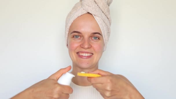 Zdrowa Pielęgnacja Skóry Produkty Kosmetyczne Dla Dorosłych Szczęśliwa Wesoła Kobieta — Wideo stockowe