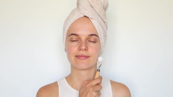 Bella Donna Che Utilizza Rullo Cosmetico Massaggio Del Viso Prendersi — Video Stock