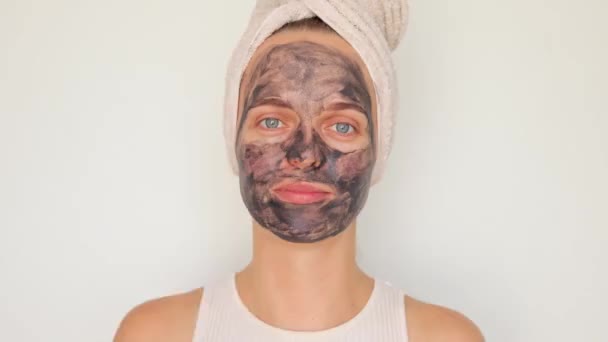 Hautpflege Weicher Teint Gesichtsmaskenapplikation Fröhliche Frau Trägt Badetuch Auf Dem — Stockvideo
