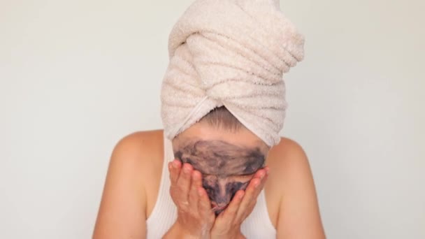 Een Moddermasker Spa Gezicht Huidbehandeling Schoonheidstherapie Gezichtsreiniging Heldere Gezonde Huid — Stockvideo