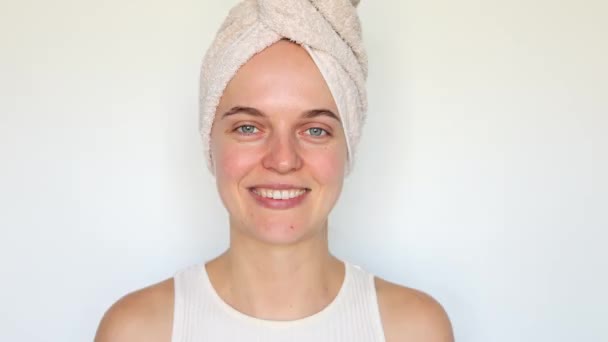 Fröhliche Romantische Frau Trägt Badetuch Auf Dem Kopf Isoliert Über — Stockvideo