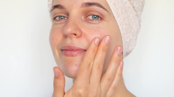 Hudvårdsförfaranden Skönhetsbehandling Lycklig Kvinna Insvept Handduk Tillämpa Ansiktskräm Eller Återfukta — Stockvideo