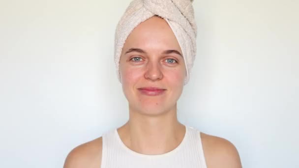Zadowolona Rozradowana Kobieta Nosząca Ręcznik Kąpielowy Głowie Odizolowana Białym Tle — Wideo stockowe