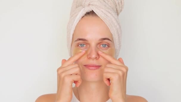 Ansiktsföryngring Frisk Hud Wellness Regim Ung Kvinna Med Ögat Fläckar — Stockvideo