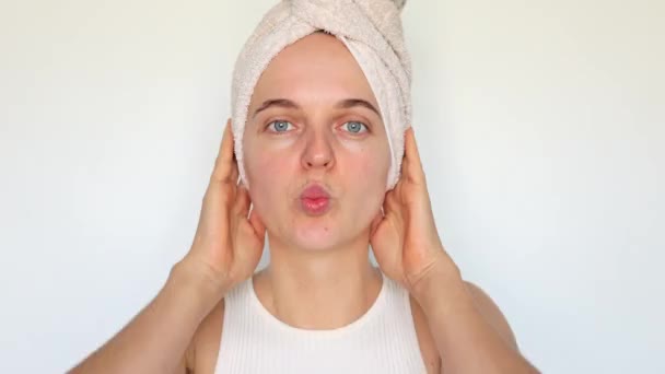 Hermosa Mujer Con Toalla Baño Cabeza Aislada Sobre Fondo Blanco — Vídeo de stock