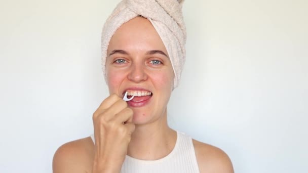 Cura Dentale Stomatologia Donna Sorridente Asciugamano Bagno Avvolto Sulla Testa — Video Stock