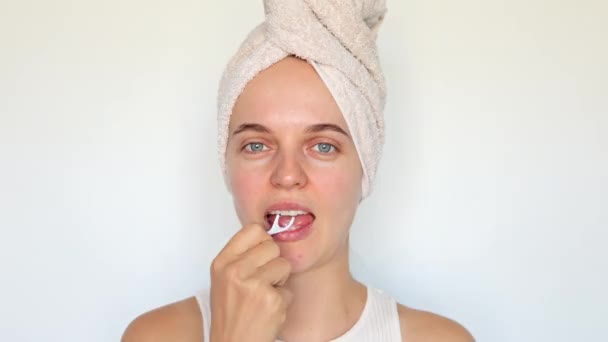 Bella Donna Che Indossa Asciugamano Bianco Sulla Testa Filo Interdentale — Video Stock
