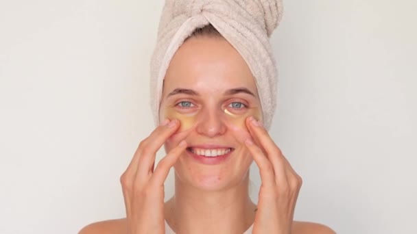 Nawilżacz Skóry Świecąca Cera Pielęgnacja Skóry Spa Atrakcyjna Uśmiechnięta Kobieta — Wideo stockowe