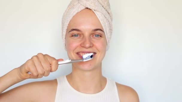 Głębokie Czyszczenie Zębów Młoda Dama Nosząca Ręcznik Nad Głową Myjąca — Wideo stockowe