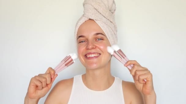 Schminkwerbung Hautpflege Naturkosmetik Schöne Fröhliche Junge Mädchen Badetuch Auf Weißem — Stockvideo
