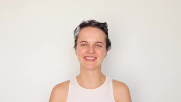 Haarschönheit Routine Duschschschaum Kopfhautverwöhnung Lächeln Zufriedene Frau Mit Nassen Haaren — Stockvideo