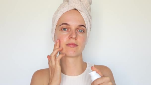 Selbstbewusste Junge Frau Weißem Handtuch Auf Dem Kopf Trägt Feuchtigkeitscreme — Stockvideo
